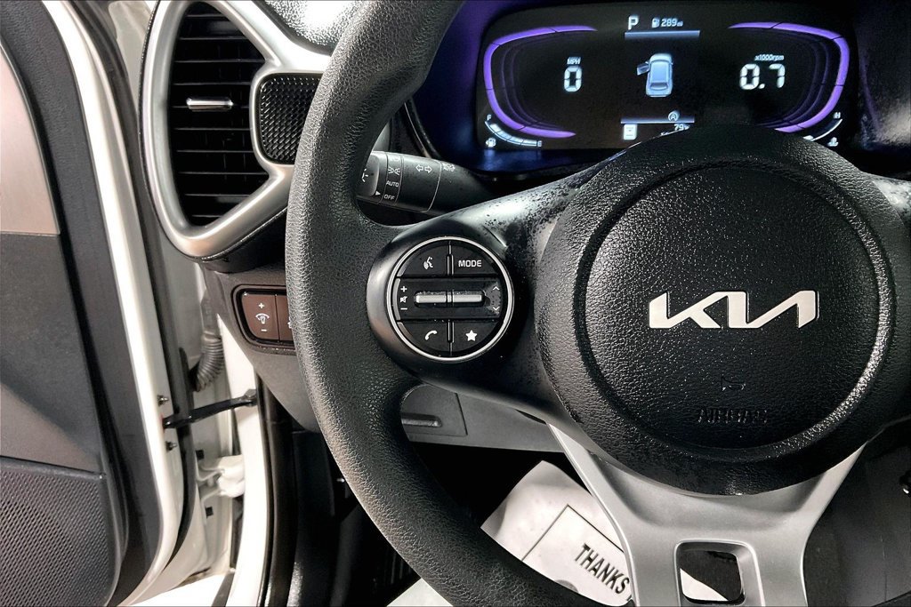 Used 2025 Kia Soul LX w/ LX Technology Package FWD image 23