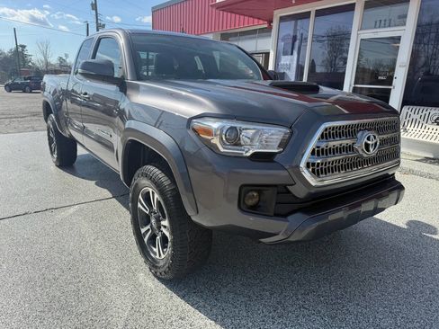 Used 2017 Toyota Tacoma TRD Sport image 14