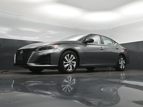 Used 2025 Nissan Altima 2.5 S FWD image 38