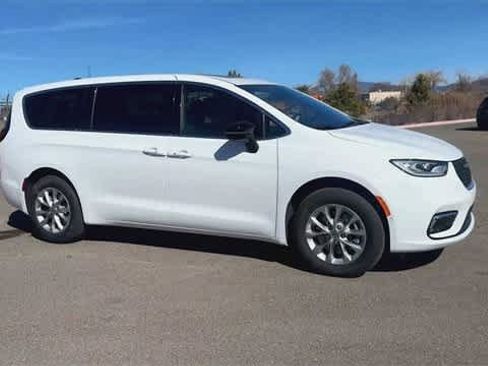 New 2025 Chrysler Pacifica Select w/ Uconnect Theater Family Group image 2