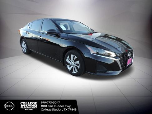 Used 2025 Nissan Altima 2.5 S image 3