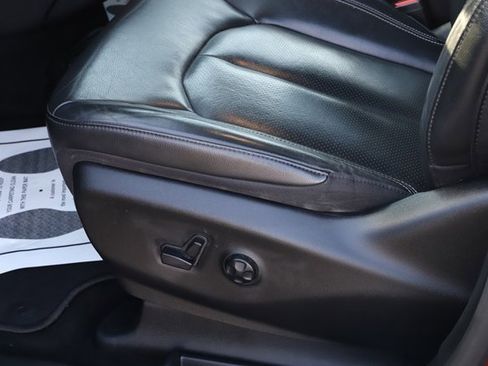 Used 2020 Chrysler Pacifica Touring-L w/ Advanced Safetytec Group image 16