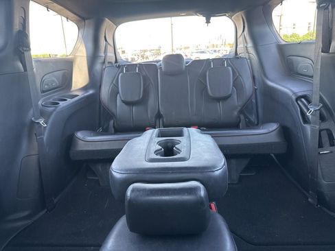 Used 2019 Chrysler Pacifica Limited w/ Advanced Safetytec Group FWD image 4