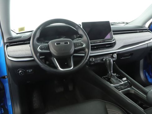 Used 2022 Jeep Compass Latitude w/ Sun and Sound Group AWD/4WD image 2
