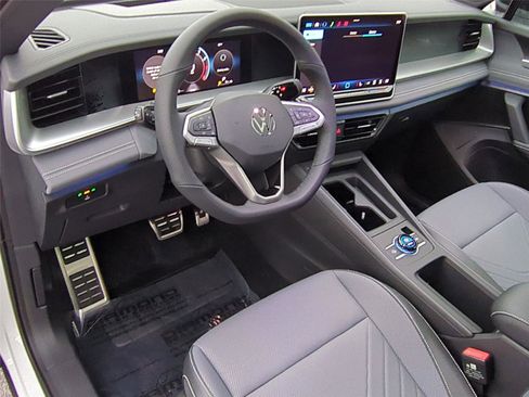 New 2026 Volkswagen Tiguan SE R-Line image 9