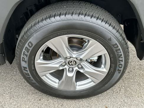 Used 2025 Toyota RAV4 LE AWD/4WD image 5