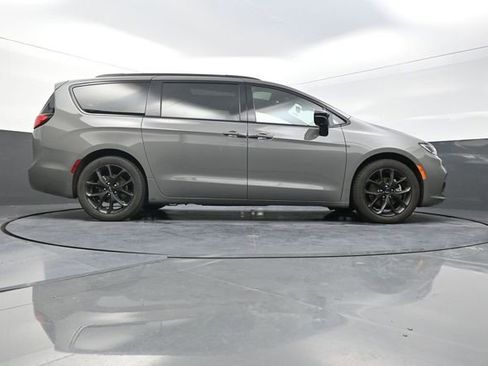 Used 2025 Chrysler Pacifica Limited image 35