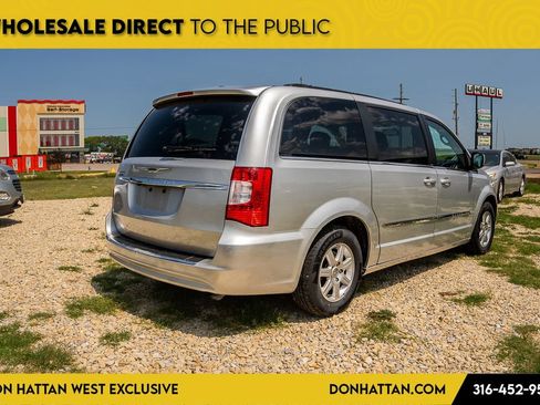 Used 2012 Chrysler Town & Country Touring w/ Entertainment Group #1 FWD image 23