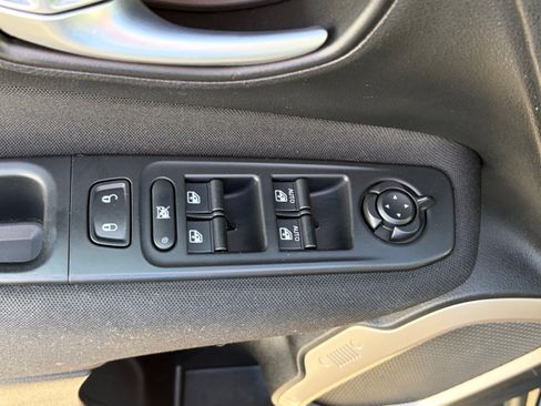 Used 2017 Jeep Renegade Latitude AWD/4WD image 13