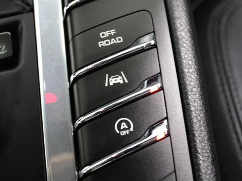 Used 2018 Porsche Macan AWD/4WD image 30