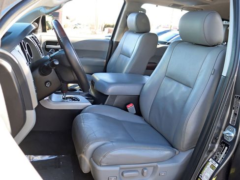 Used 2017 Toyota Sequoia Platinum image 29