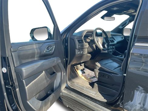 Used 2023 GMC Yukon XL SLT w/ SLT Premium Package image 14