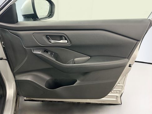 Used 2025 Nissan Rogue SV image 33