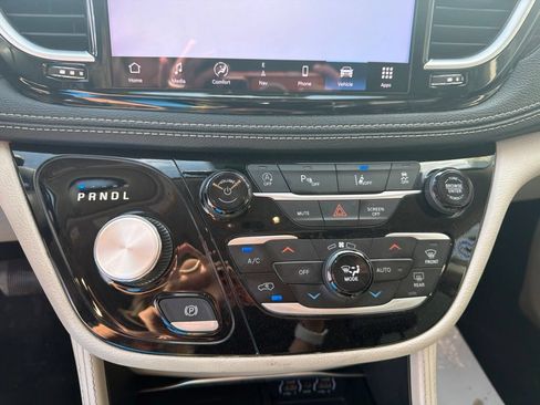 Used 2023 Chrysler Pacifica Limited FWD image 14