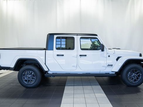New 2026 Jeep Gladiator Sport AWD/4WD image 3