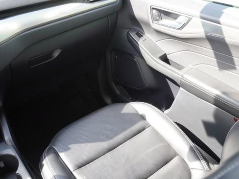 Certified 2022 Ford Escape Titanium FWD image 16