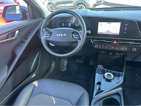 Used 2024 Kia Niro EX image 12