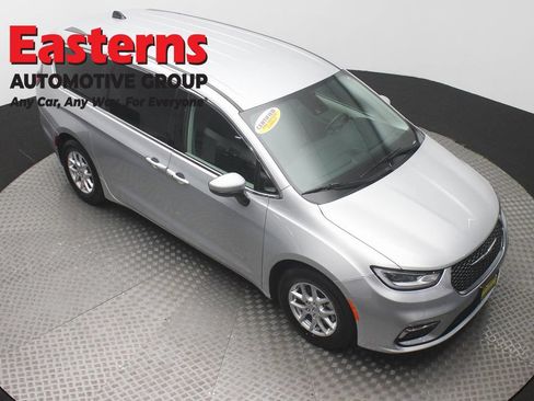 Used 2023 Chrysler Pacifica Touring-L FWD image 3