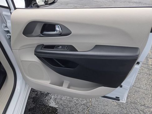 Used 2024 Chrysler Pacifica Limited FWD image 6