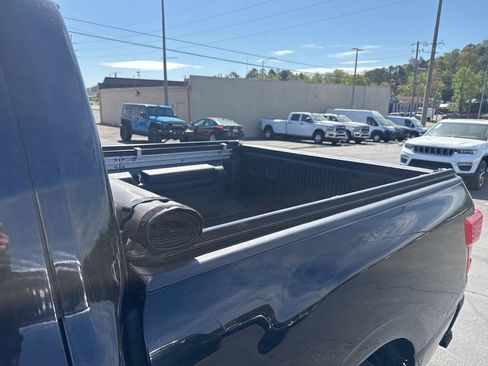 Used 2020 Nissan Titan SV w/ SV Convenience Package image 23