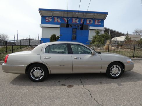 Used 2008 Lincoln Town Car Signature Limited image 4