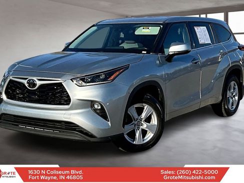 Used 2021 Toyota Highlander LE image 1