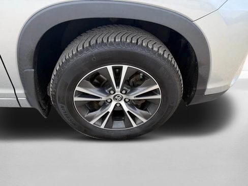 Used 2017 Toyota Highlander Plus w/ Carpet Mat Package image 37