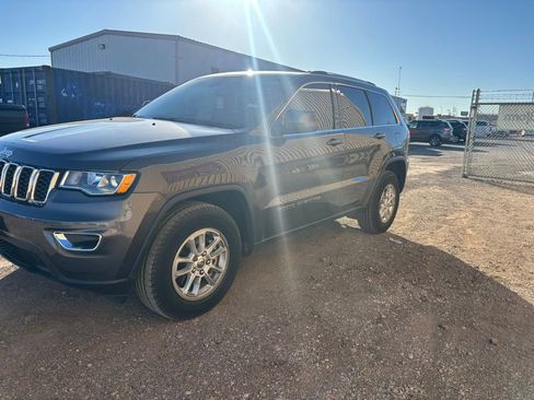 Used 2020 Jeep Grand Cherokee Laredo image 3