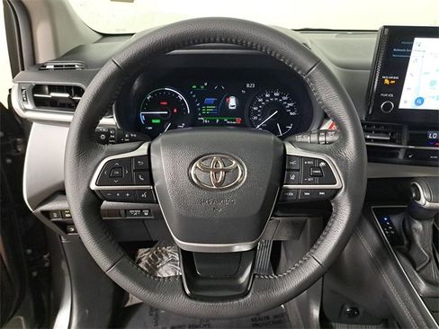 Used 2025 Toyota Sienna XLE image 26