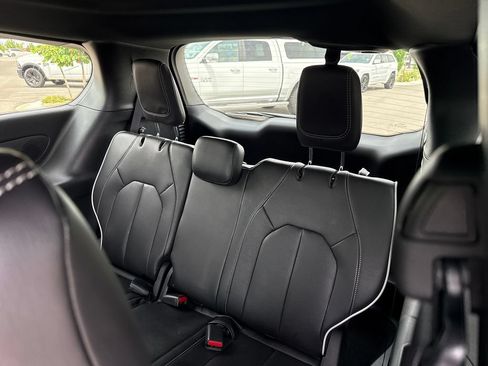Used 2026 Chrysler Pacifica Limited FWD image 28