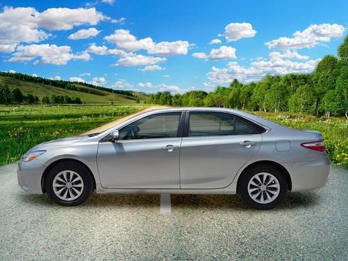 Used 2016 Toyota Camry LE FWD image 3