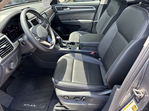 Certified 2023 Volkswagen Atlas SE w/ Panoramic Sunroof Package FWD image 4