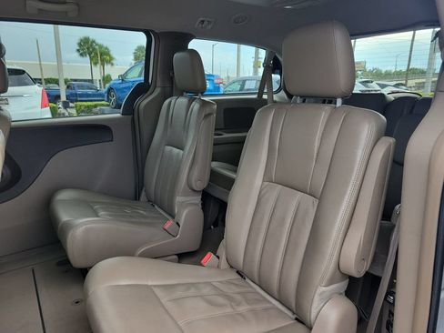Used 2014 Chrysler Town & Country Touring FWD image 9