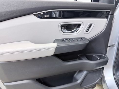 Used 2023 Honda Pilot Touring image 9