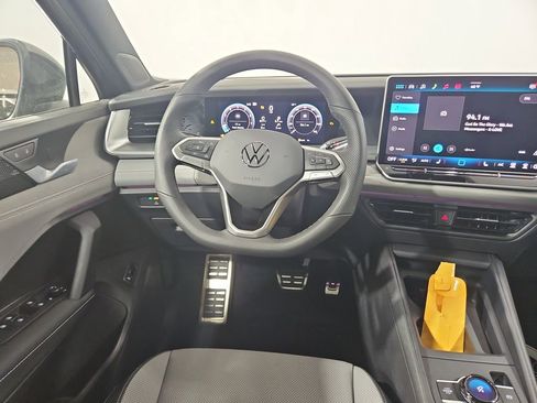 New 2026 Volkswagen Tiguan SE R-Line FWD image 13