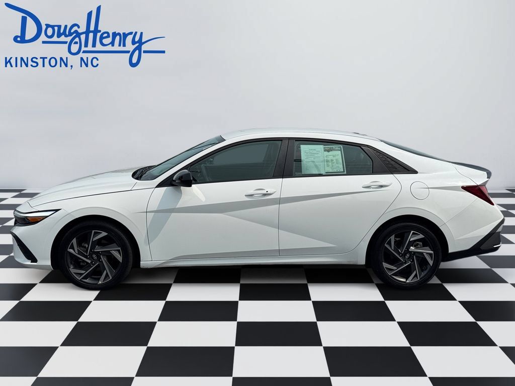Used 2025 Hyundai Elantra Sport FWD image 2