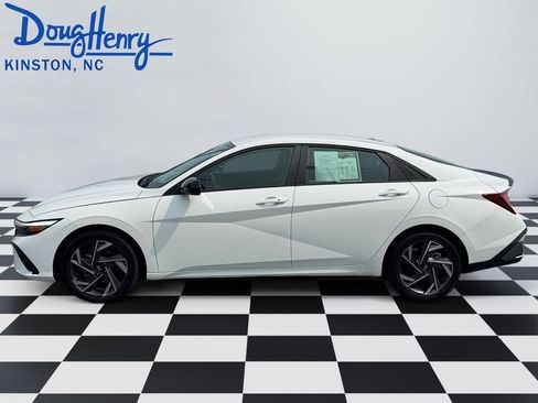 Used 2025 Hyundai Elantra Sport FWD image 2