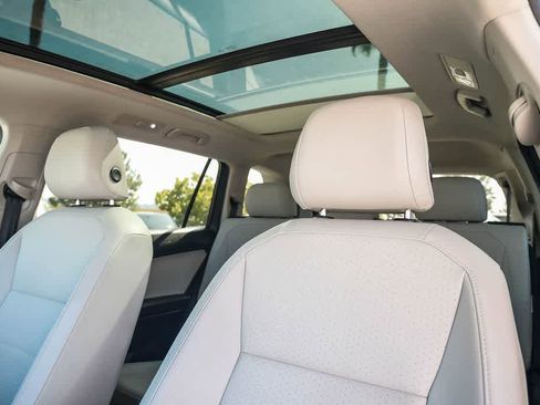 Used 2020 Volkswagen Tiguan SE w/ Panoramic Sunroof Package FWD image 17