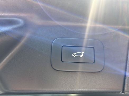 Certified 2024 Land Rover Range Rover Velar Dynamic HSE AWD/4WD image 32