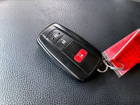 Used 2022 Toyota RAV4 XLE FWD image 36