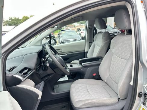 Used 2021 Toyota Sienna LE AWD/4WD image 32