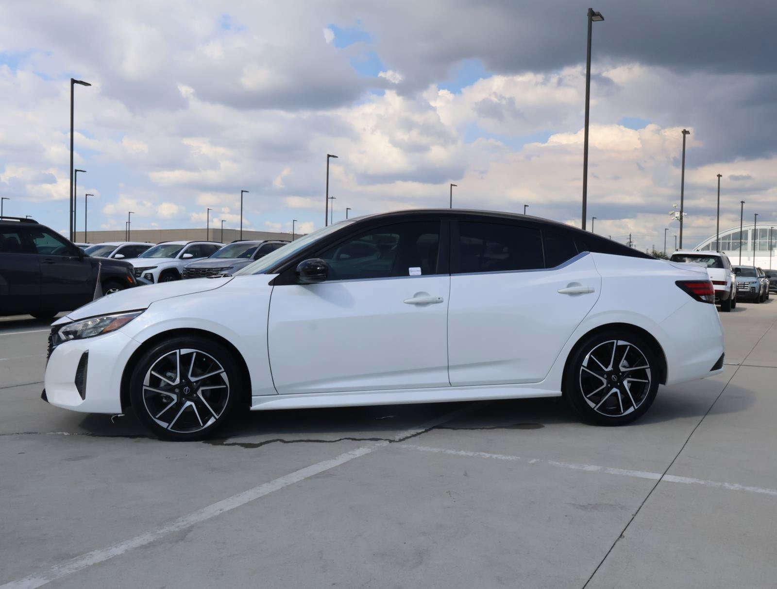 Used 2024 Nissan Sentra SR FWD image 2