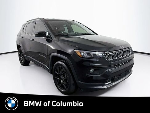 Used 2025 Jeep Compass Latitude w/ Altitude Special Edition AWD/4WD image 1