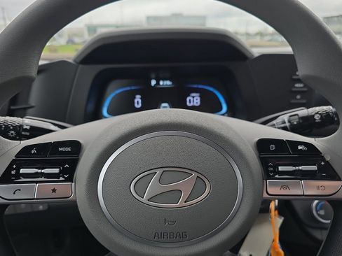 Used 2025 Hyundai Elantra SE image 20