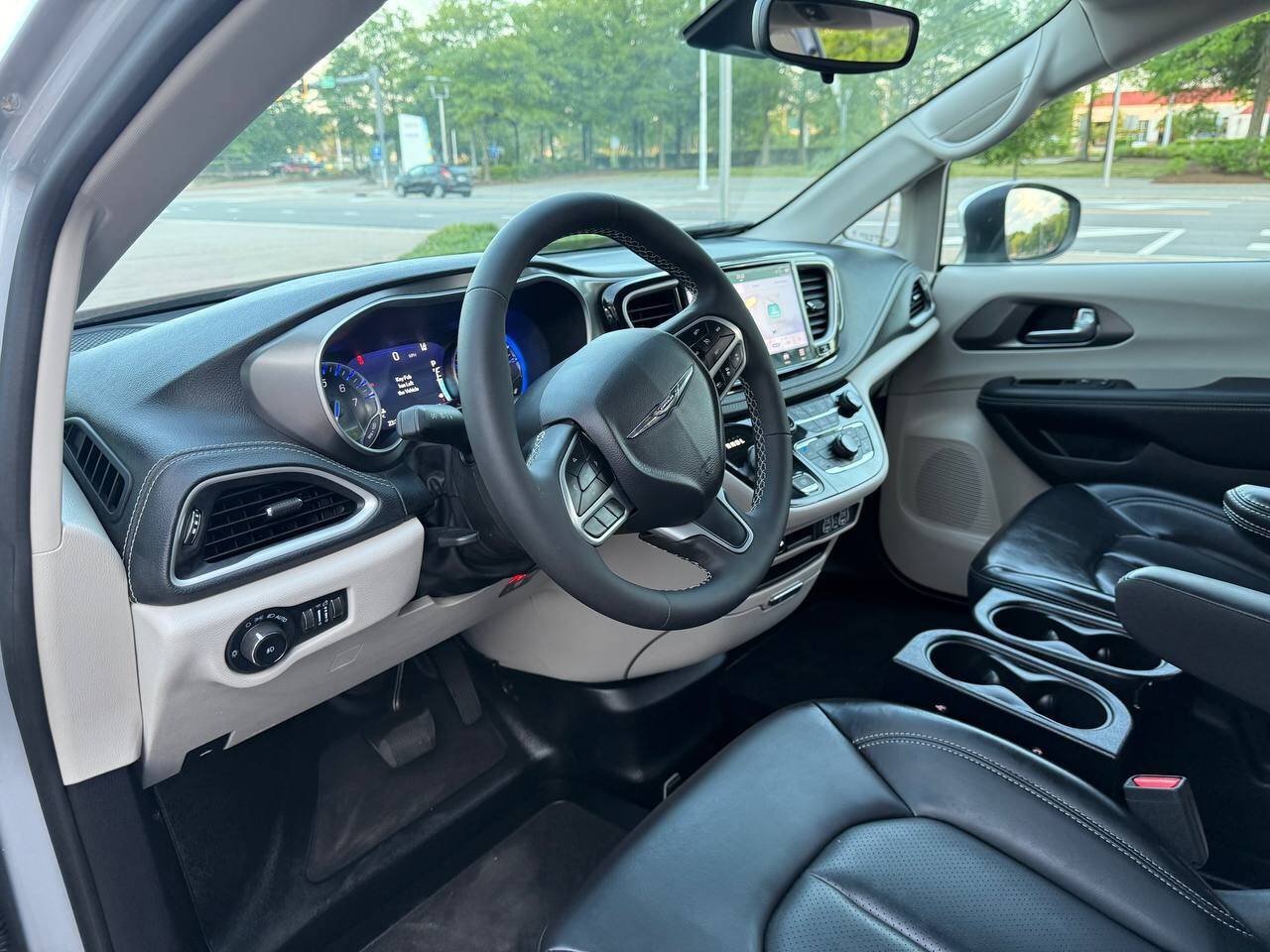 Used 2023 Chrysler Pacifica Touring-L FWD image 16