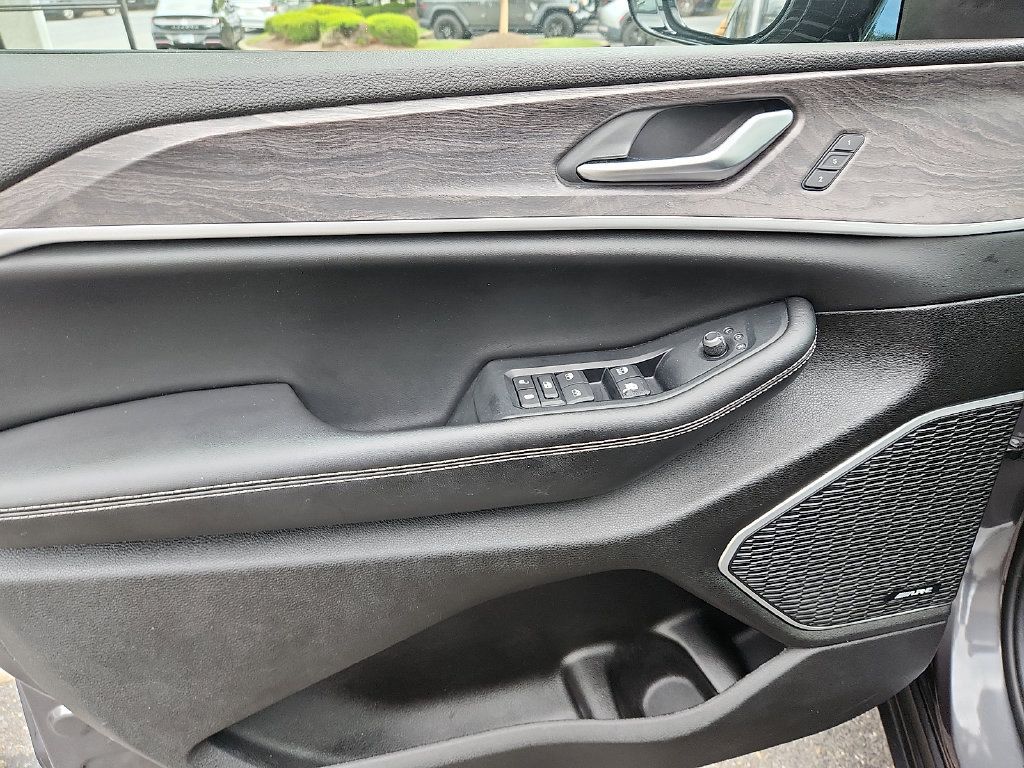 Used 2023 Jeep Grand Cherokee 4WD 4xe image 12