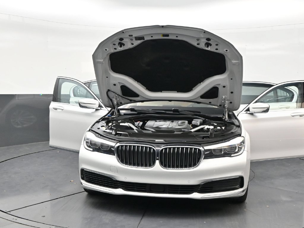 Used 2019 BMW 740i w/ Executive Package RWD image 33