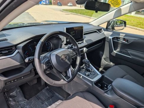 Used 2025 Toyota RAV4 XLE w/ Weather Package AWD/4WD image 18