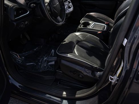 Used 2019 Chrysler Pacifica Limited w/ S Appearance Package FWD image 18