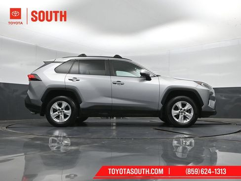 Used 2021 Toyota RAV4 XLE AWD/4WD image 36